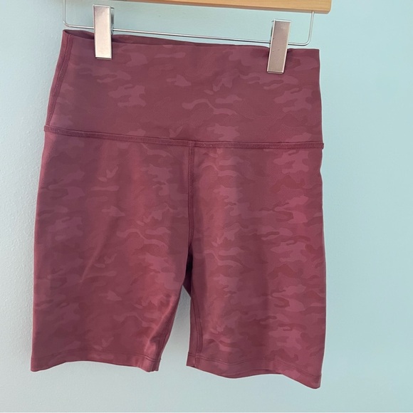 BEYOND YOGA Camo High Waisted Performance Biker Short red size large - Picture 2 of 14